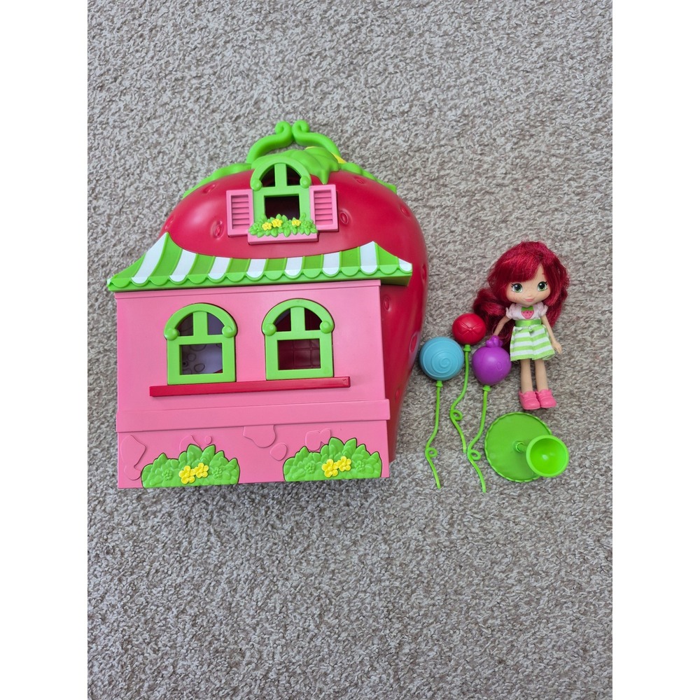 Strawberry Shortcake Berry Bitty Market Playset with Doll and Accessories 2015‎